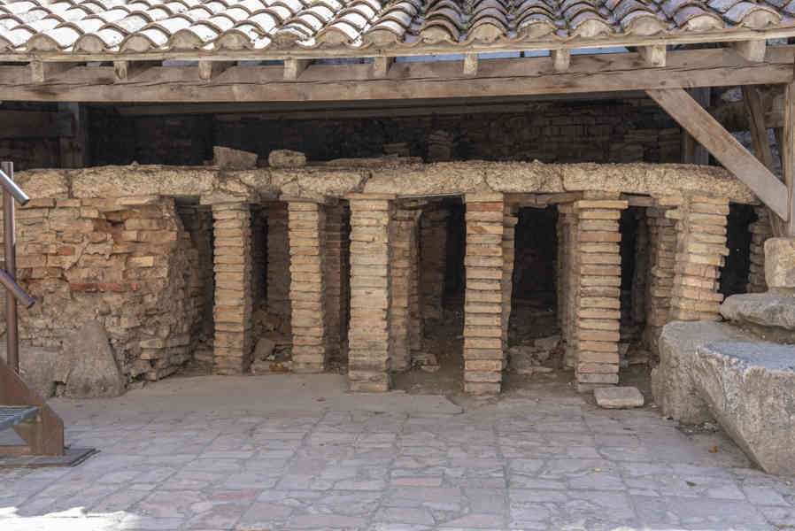 Francia - Arles 075 - Termas de Constantin.jpg